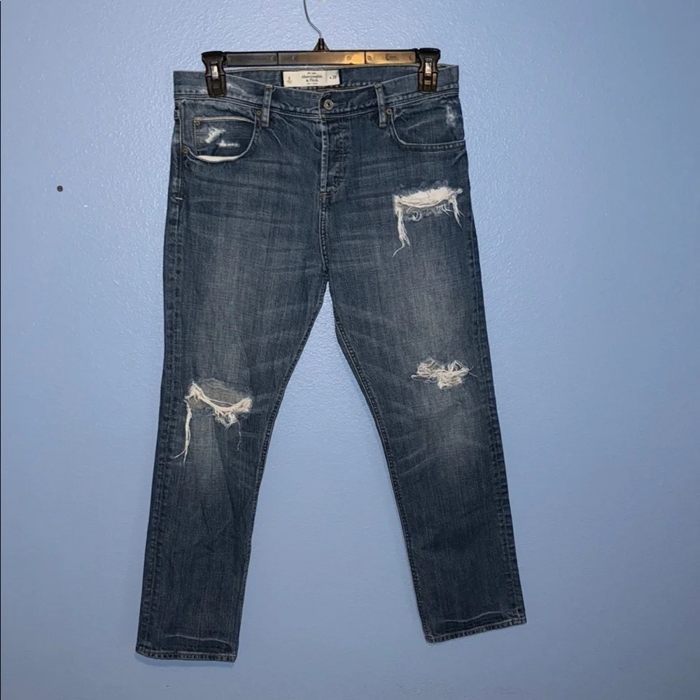Abercrombie & Fitch Distressed Jeans- size 28/6. Q